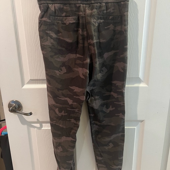 Athleta Farallon jogger in size 4, green Camo pattern - Picture 2 of 4